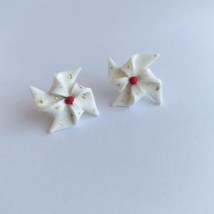 Cercei handmade tip stud elice albă, lut polimeric, foiță aurie, eleganți și ușori - bijuterii - cercei - cercei cu figurine - Artynos.ro