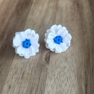 Cercei stud Anemone albe cu centru bleumarin – handmade, Bijuterii, Cercei, Cercei cu figurine, Confectionarea bijuteriilor, Lucrare cu argila, Cercei stud in forma de anemone, realizati manual din lut polimeric, cu petale albe si centru bleum..., ARTYNOS