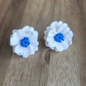 Cercei stud Anemone albe cu centru bleumarin � handmade - bijuterii - cercei - cercei cu figurine - Artynos.ro