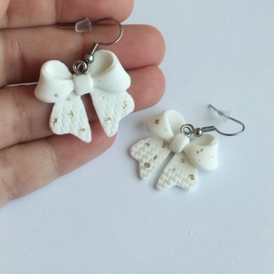 Cercei fundite albe cu foita aurie, Bijuterii, Cercei, Cercei lungi, , Cercei handmade in forma de fundita, in nuanta alba, cu accente fine de foita aurie si textura disc..., ARTYNOS