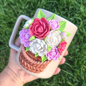 Căniță handmade decorată cu flori din lut polimeric , Design floral 3D tip coș cu flori - casă & stil de viață - echipamente de bucătărie - accesorii de servire - căni - Artynos.ro