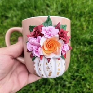 Canita handmade cu dovleac alb si flori din lut polimeric ,Decor elegant cu foita aurie, Casa & Stil de viata, Echipamente de bucatarie, Accesorii de servire, Cani, Ceramica, Lucrare cu argila, Canita decorata manual cu un aranjament floral delicat realizat din lut polimeric, asezat intr-un d..., ARTYNOS