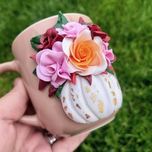 Căniță handmade cu dovleac alb și flori din lut polimeric ,Decor elegant cu foiță aurie - casă & stil de viață - echipamente de bucătărie - accesorii de servire - căni - Artynos.ro
