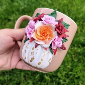 Căniță handmade cu dovleac alb și flori din lut polimeric ,Decor elegant cu foiță aurie - casă & stil de viață - echipamente de bucătărie - accesorii de servire - căni - Artynos.ro