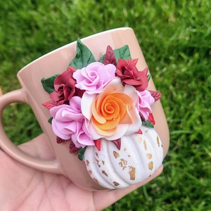 Căniță handmade cu dovleac alb și flori din lut polimeric ,Decor elegant cu foiță aurie - casă & stil de viață - echipamente de bucătărie - accesorii de servire - căni - Artynos.ro