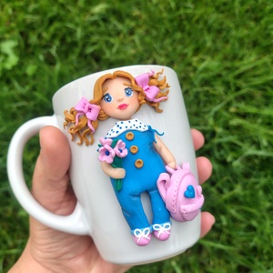 Canita handmade cu fetita si ghiozdanel roz, Decor realizat manual din lut polimeric - Artynos.ro