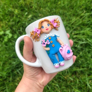 Căniță handmade cu fetiță și ghiozdănel roz, Decor realizat manual din lut polimeric - casă & stil de viață - echipamente de bucătărie - accesorii de servire - căni - Artynos.ro