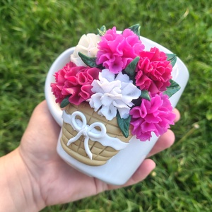 Cană decorată manual cu flori roz și albe din lut polimeric ,Cadou handmade elegant - casă & stil de viață - echipamente de bucătărie - accesorii de servire - căni - Artynos.ro