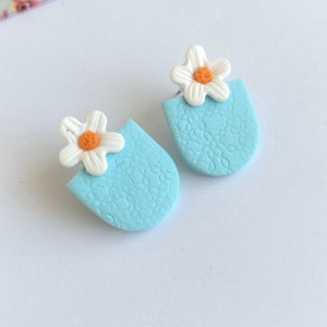 Cercei Margarete Bleu – handmade din lut polimeric, Bijuterii, Cercei, Cercei cu figurine, Confectionarea bijuteriilor, Lucrare cu argila, Cercei handmade din lut polimeric in nuante pastelate de bleu si alb, decorati cu mici flori delica..., ARTYNOS