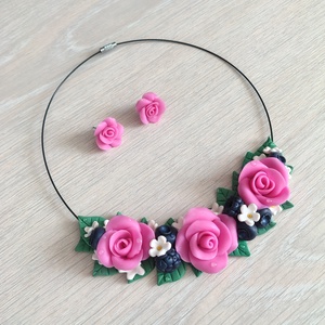 Set bijuterii handmade cu trandafiri roz, afine și mure ,Colier floral pe sârmă + cercei din Fimo - bijuterii - seturi de bijuterii - Artynos.ro