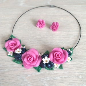Set bijuterii handmade cu trandafiri roz, afine si mure ,Colier floral pe sarma + cercei din Fimo - Artynos.ro