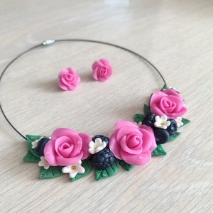 Set bijuterii handmade cu trandafiri roz, afine și mure ,Colier floral pe sârmă + cercei din Fimo - bijuterii - seturi de bijuterii - Artynos.ro