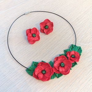 Set bijuterii handmade cu maci roșii,Colier floral pe sârmă și cercei stud din Fimo - bijuterii - seturi de bijuterii - Artynos.ro