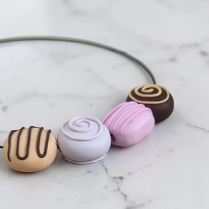 Colier handmade pentru iubitoarele de dulciuri , Bijuterii, Coliere, Coliere cu pandative, Lucrare cu argila, Sculptura, Colier handmade modelat manual din lut polimeric, inspirat din deserturi:
🥜 nuci
🍫 paleuri cu cioco..., ARTYNOS
