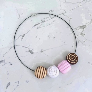 Colier handmade pentru iubitoarele de dulciuri , Bijuterii, Coliere, Coliere cu pandative, Lucrare cu argila, Sculptura, Colier handmade modelat manual din lut polimeric, inspirat din deserturi:
🥜 nuci
🍫 paleuri cu cioco..., ARTYNOS