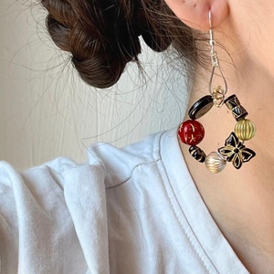 Cercei hoops Rhandmade din mărgele acrilice în relief în stil baroc. - bijuterii - cercei - cercei din mărgele - Artynos.ro