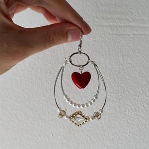 Cercei handmade double-layer cu mărgele tip perlă, mărgele acrilice și inimioare. - bijuterii - cercei - cercei din mărgele - Artynos.ro