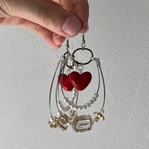 Cercei handmade double-layer cu mărgele tip perlă, mărgele acrilice și inimioare. - bijuterii - cercei - cercei din mărgele - Artynos.ro