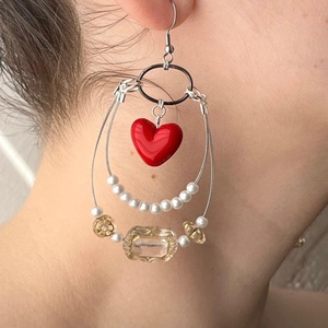 Cercei handmade double-layer cu mărgele tip perlă, mărgele acrilice și inimioare. - bijuterii - cercei - cercei din mărgele - Artynos.ro