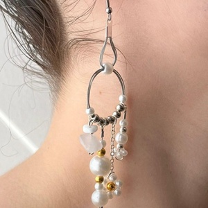 Cercei handmade hoops din margele albe tip perla, floricele si pietre naturale., Bijuterii, Cercei, Cercei din margele, , ARTYNOS