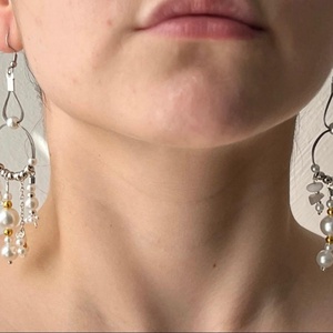 Cercei handmade hoops din mărgele albe tip perlă, floricele și pietre naturale. - bijuterii - cercei - cercei din mărgele - Artynos.ro