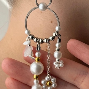 Cercei handmade hoops din mărgele albe tip perlă, floricele și pietre naturale. - bijuterii - cercei - cercei din mărgele - Artynos.ro