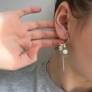 Cercei hoops handmade din mărgele tip perlă și pietricele naturale. - bijuterii - cercei - cercei din mărgele - Artynos.ro