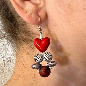 Cercei handmade cu inimi si accente de culoare rosie., Bijuterii, Cercei, Cercei din margele, , Cercei handmade cu inimi si accente de culoare rosie, unicat. I-am creat cu multa dragoste, pasiune..., ARTYNOS