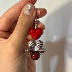 Cercei handmade cu inimi și accente de culoare roșie. - bijuterii - cercei - cercei din mărgele - Artynos.ro