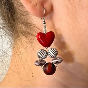 Cercei handmade cu inimi și accente de culoare roșie. - bijuterii - cercei - cercei din mărgele - Artynos.ro