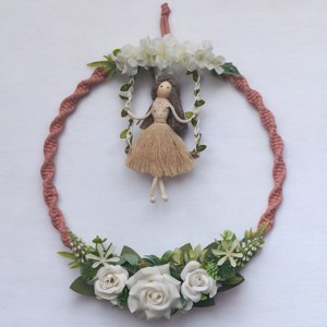 Decorațiune de perete macramé mare pe cerc - alb puternic cu păpușă macramé balansoară și trandafiri albi realiști -  - Artynos.ro