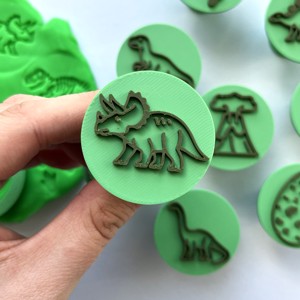 Set de ștampile și înțepătoare pentru prăjituri cu dinozauri Gyurma � 2 în 1!  -  - Artynos.ro