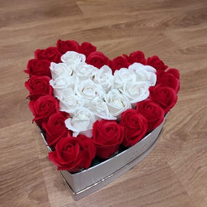 Aranjament floral cu 30 trandafiri de sapun parfumati, nuante de rosu si alb  , Accesorii nuntă, Amintiri și cadouri de nuntă, Cadou nuntă, Aranjament de flori, ARTYNOS
