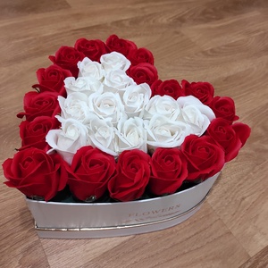 Aranjament floral cu 30 trandafiri de sapun parfumati, nuante de rosu si alb   - accesorii nuntă - amintiri și cadouri de nuntă - cadou nuntă - Artynos.ro