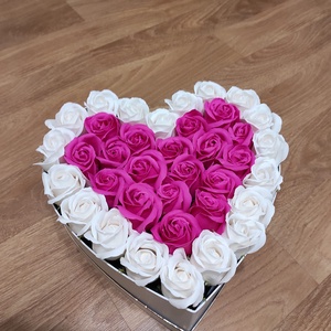 Aranjament floral cu 37 trandafiri de sapun parfumati, nuante de alb si roz - Artynos.ro