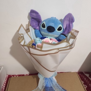 Buchet cu trandafiri de săpun parfumați și Stitch  - casă & stil de viață - accesorii pentru decorat casa - suport de flori - buchete de flori - Artynos.ro