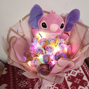Buchet cu trandafiri de săpun curcubeu parfumați și Stitch , Casă & Stil de viață, Accesorii pentru decorat casa, Suport de flori, Buchete de flori, Altele, Aranjament de flori, ARTYNOS