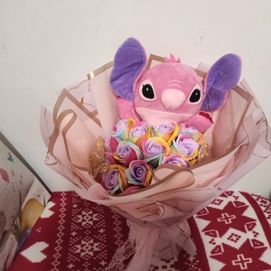 Buchet cu trandafiri de săpun curcubeu parfumați și Stitch  - casă & stil de viață - accesorii pentru decorat casa - suport de flori - buchete de flori - Artynos.ro