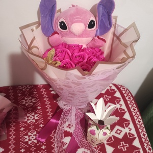 Buchet cu trandafiri de săpun fucsia parfumați și Stitch plus bomboane  - Artynos.ro