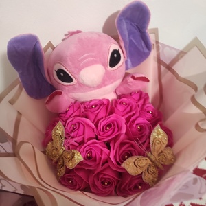 Buchet cu trandafiri de săpun fucsia parfumați și Stitch plus bomboane  - casă & stil de viață - accesorii pentru decorat casa - suport de flori - buchete de flori - Artynos.ro