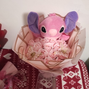 Buchet cu trandafiri de săpun roz parfumați și Stitch  - Artynos.ro
