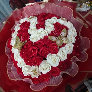 Buchet cu trandafiri de săpun rosu și alb parfumați  , Casă & Stil de viață, Accesorii pentru decorat casa, Suport de flori, Buchete de flori, Altele, Aranjament de flori, ARTYNOS
