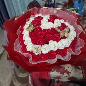 Buchet cu trandafiri de săpun rosu și alb parfumați   - casă & stil de viață - accesorii pentru decorat casa - suport de flori - buchete de flori - Artynos.ro