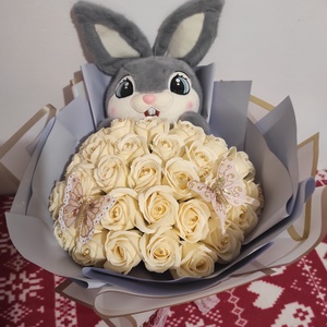 Buchet cu trandafiri de săpun parfumați și iepuras  - Artynos.ro