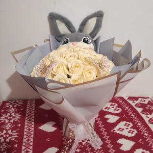 Buchet cu trandafiri de săpun parfumați și iepuras  - casă & stil de viață - accesorii pentru decorat casa - suport de flori - buchete de flori - Artynos.ro
