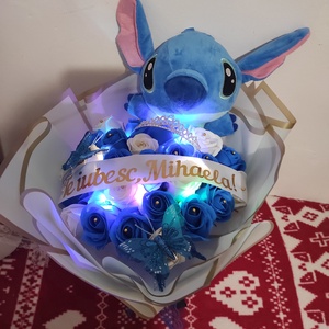 Buchet cu trandafiri de săpun parfumați și Stitch cu coronița și banda text - Artynos.ro