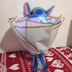 Buchet cu trandafiri de săpun parfumați și Stitch cu coronița și banda text - casă & stil de viață - accesorii pentru decorat casa - suport de flori - buchete de flori - Artynos.ro