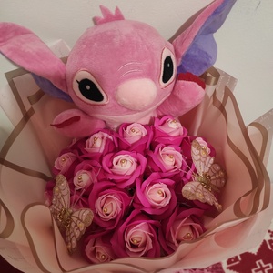 Buchet cu trandafiri de săpun parfumați și Stitch  - Artynos.ro