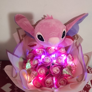 Buchet cu trandafiri de săpun parfumați și Stitch  - casă & stil de viață - accesorii pentru decorat casa - suport de flori - buchete de flori - Artynos.ro
