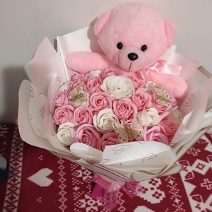 Buchet cu trandafiri de săpun parfumați și ursuleț , Casă & Stil de viață, Accesorii pentru decorat casa, Suport de flori, Buchete de flori, Altele, Aranjament de flori, ARTYNOS